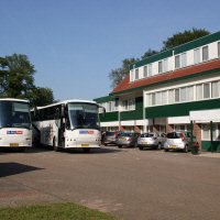 Touringcars bij Hotel Gaasterland